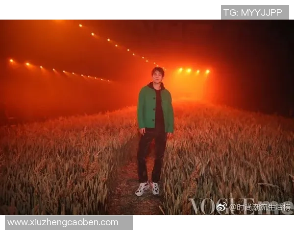 詹娜与足球明星亲密合影展现运动与时尚的完美结合